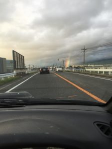 虹。見学会のご案内。外壁ガルバリウム鋼板。