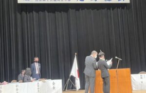 スーツ着て黒い手の人って。＝職人って事か。