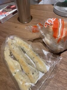 大工さんが玄関ドア作るん。