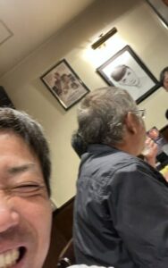 同じ服。経営者はセミナー好きなのさ。